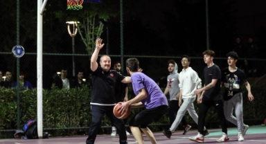 Bakan Varank, gençlerle gece yarısı maç yaptı
