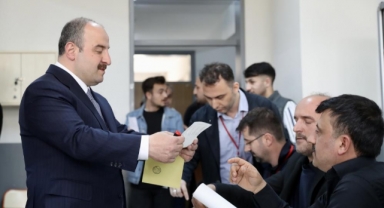 Bakan Varank oy kullanmak için sıraya girdi