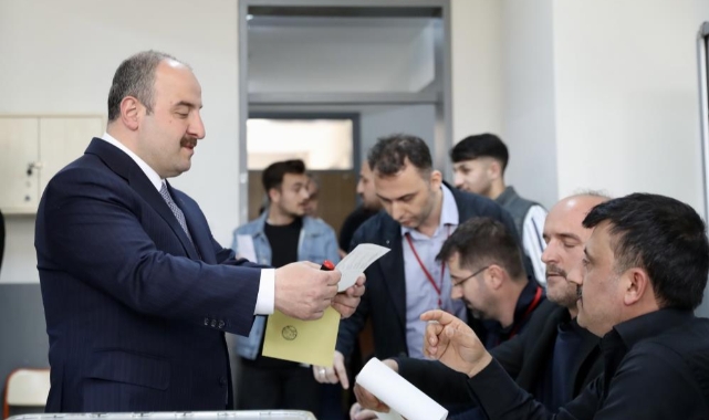 Bakan Varank oy kullanmak için sıraya girdi
