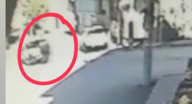 Bir anlık dalgınlıkla çarptığı motosikletli böyle savruldu