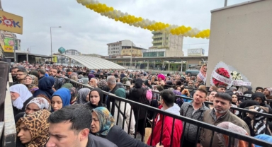 Birbirlerini ezip dükkanı talan ettiler