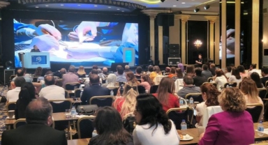 Böbrek nakli ameliyatını doktorlar canlı izledi
