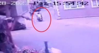 Boş yolda motosiklet ve bisiklet kafa kafaya çarpıştı