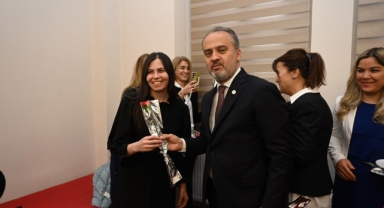Bursa Büyükşehir'den hemşirelere karanfilli kutlama