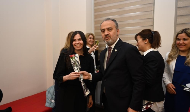 Bursa Büyükşehir'den hemşirelere karanfilli kutlama