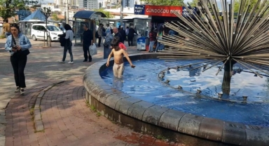 Çocukların süs havuzunda tehlikeli eğlencesi