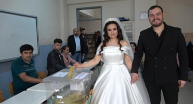 Düğünlerini yarıda kesip oy kullanmaya geldiler