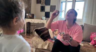 Ev hapsi cezasını 3 yaşındaki kızı ile çekiyor