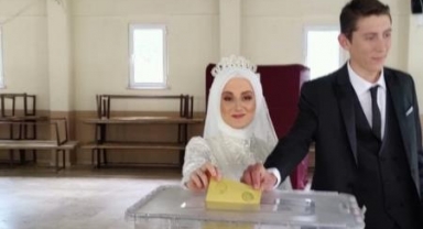 Gelinliğiyle oy kullanmaya gitti