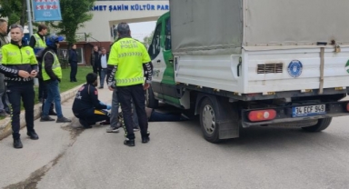 Geri manevra yaparken öğrencinin üzerinden geçti