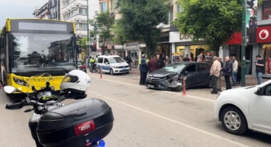 Halk otobüsüne ters şeritten gelen otomobil çarptı