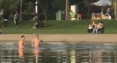 Havalar ısınınca çocuklar süs havuzlarına koştu