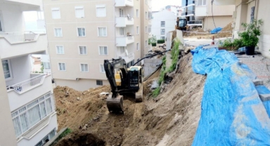 Heyelan tehlikesine aldırış etmeyen ev sahipleri 'pes' dedirtti