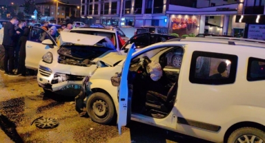 İki aracın kafa kafaya çarpıştığı feci kaza kamerada