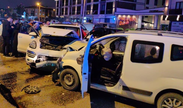 İki aracın kafa kafaya çarpıştığı feci kaza kamerada