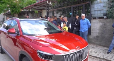 İlk şanslılara Togg'lar tırla evlerine teslim edildi