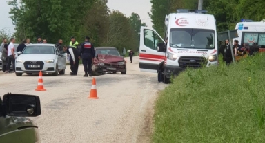 İnegöl'de iki otomobil çarpıştı: 5 yaralı