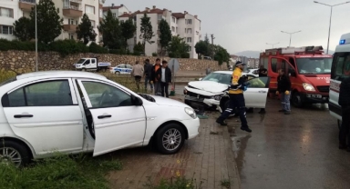İnegöl'de otomobiller çarpıştı: 2 yaralı