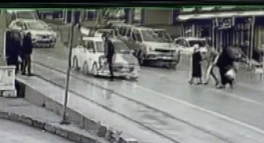 Karayolundan karşıya geçen vatandaşın ölümden döndüğü anlar kamerada