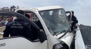 Kontrolden çıkan kamyonet uçurumun eşiğinde kaldı