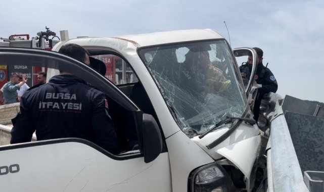 Kontrolden çıkan kamyonet uçurumun eşiğinde kaldı