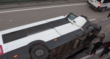 Kontrolden çıkan ticari minibüs devrildi: 1 yaralı