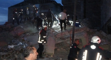 Malatya'da 3 katlı ağır hasarlı bina çöktü: 1 kişi öldü