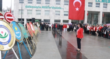 Mimarlar Odası Bursa şubesi Atatürk Anıtına çelek koydu