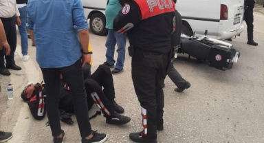 Minibüsle çarpışan motosikletli polis yaralandı