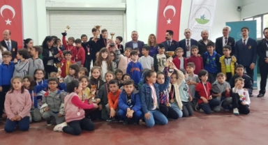 Minik satranç tutkunları kupalarına kavuştu