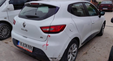 Motosiklet otomobile arkadan çarptı; 3 yaralı