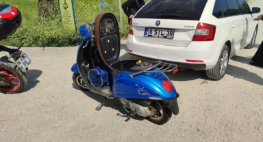 Motosiklet otomobile arkadan çarptı