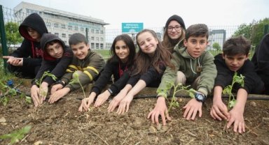 Nilüfer’de öğrenciler Mini Bostan’da fide dikti