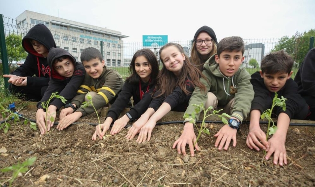 Nilüfer’de öğrenciler Mini Bostan’da fide dikti