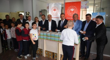 Okullarda öğrencilere süt ikram edildi