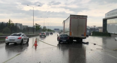Otomobil tıra ok gibi saplandı: 2 yaralı