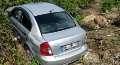 Oy kullanmaya giden ailenin aracı tarlaya uçtu: 5 yaralı