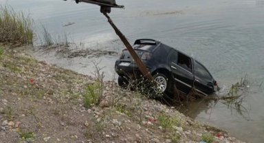 Park halindeki otomobil gölete uçtu: 3 ölü