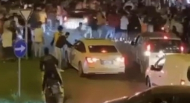 Şampiyonluk kutlayanların üzerine aracını sürdü