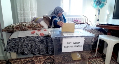 Sandığa gidemeyenlere seyyar sandık gitti