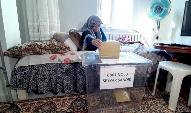 Sandığa gidemeyenlere seyyar sandık gitti