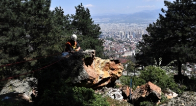 Şehri tehdit eden dev kayalar temizlendi