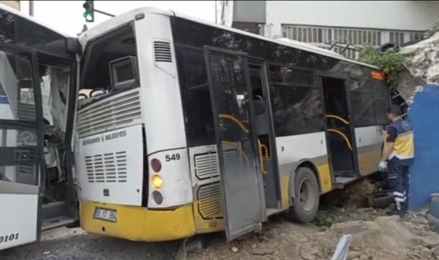 Servis otobüsü ile halk otobüsü çarpıştı: 2 yaralı