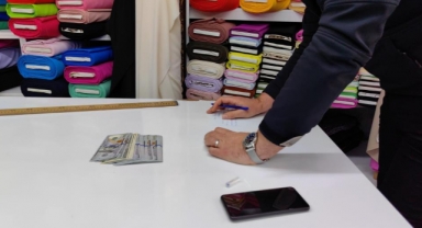 Sokakta bulduğu dolarları sahibine ulaştırdı