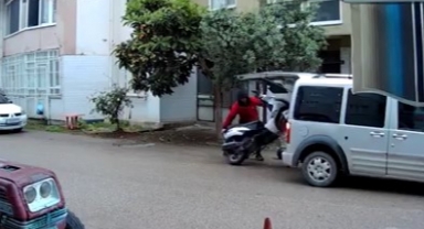 Yolda gördükleri motosikleti 1 dakikada böyle çaldılar