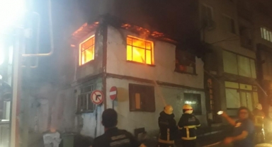 2 katlı ahşap ev alev alev yandı