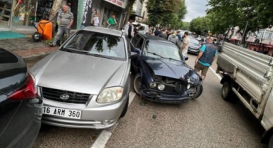 Alkollü sürücü park halindeki 3 araca çarptı