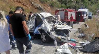 Antalya'da feci kaza: 2 ölü, 1'i ağır 3 yaralı