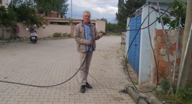 Direğe çarpan tır evleri internetsiz bıraktı