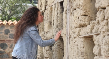 Doğal peteklerden oluşan 100 yıllık arı evi yenileniyor